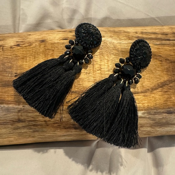 Post-backed black fashion earrings - Picture 1 of 3